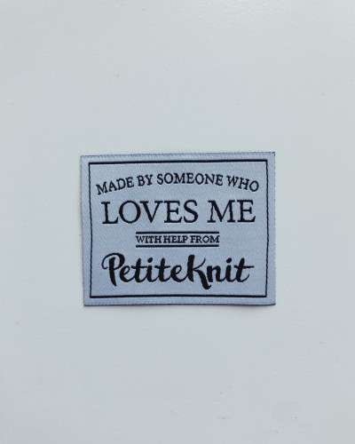 "Made By Someone Who Loves Me" by PetiteKnit -kangasmerkki