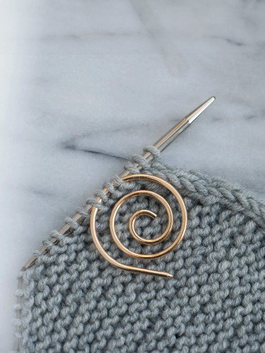 KNITS Spiral Helping Needle Gold